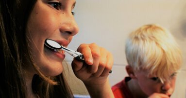 Zorgverzekeraars informeren ouders over mondzorgvergoeding