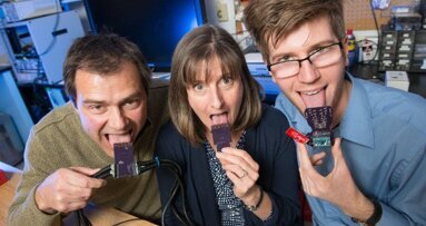 Ново устройство дава възможност пациенти да „чуват” през езика