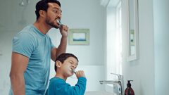 Kinder­zahnpasten im Test: Die günstigsten Produkte schneiden am besten ab