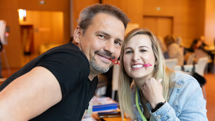 Slovakian dentist Dr Pavel Andel and South African dental hygienist Natasha Swart during their recall. The yearly recall is a moment of practice and assessment that ensures iTOP lecturers maintain top-notch prophylaxis skills. (Image: Curaden)