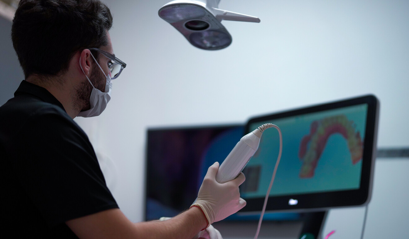 Fig. 2: Using the iTero Element 5D Plus for the intra-oral scan.