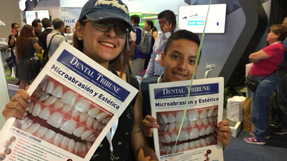 Odontólogos, técnicos dentales, estudiantes y personas de todas las edades recibieron ejemplares de Dental Tribune y de AMIC Today, el periódico de ferias de la editorial. Incluso niños y hasta un osito de peluche, como se aprecia en las fotos, se divirtieron y aprendieron leyendo la publicación más leída en América Latina. (Fotos: Michelle Arias)