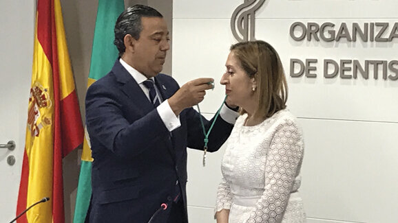 El Consejo General de Dentistas nombra Miembro de Honor de su Organización a la presidenta del Congreso de los Diputados