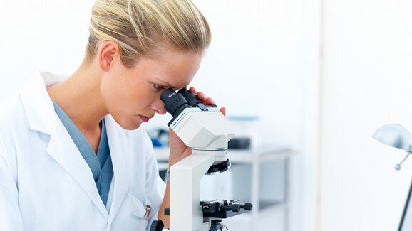 Implantate: Neuartige Oberfläche ermöglicht festeres Einwachsen