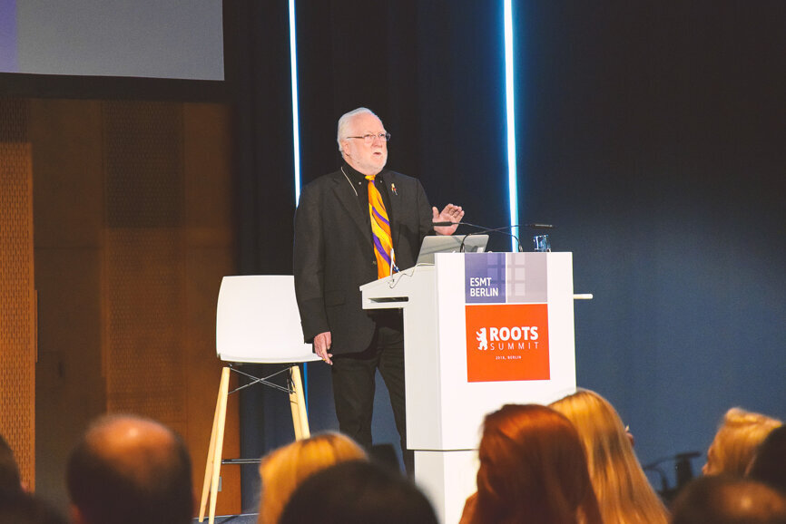 Dr John Munce presenting his lecture 