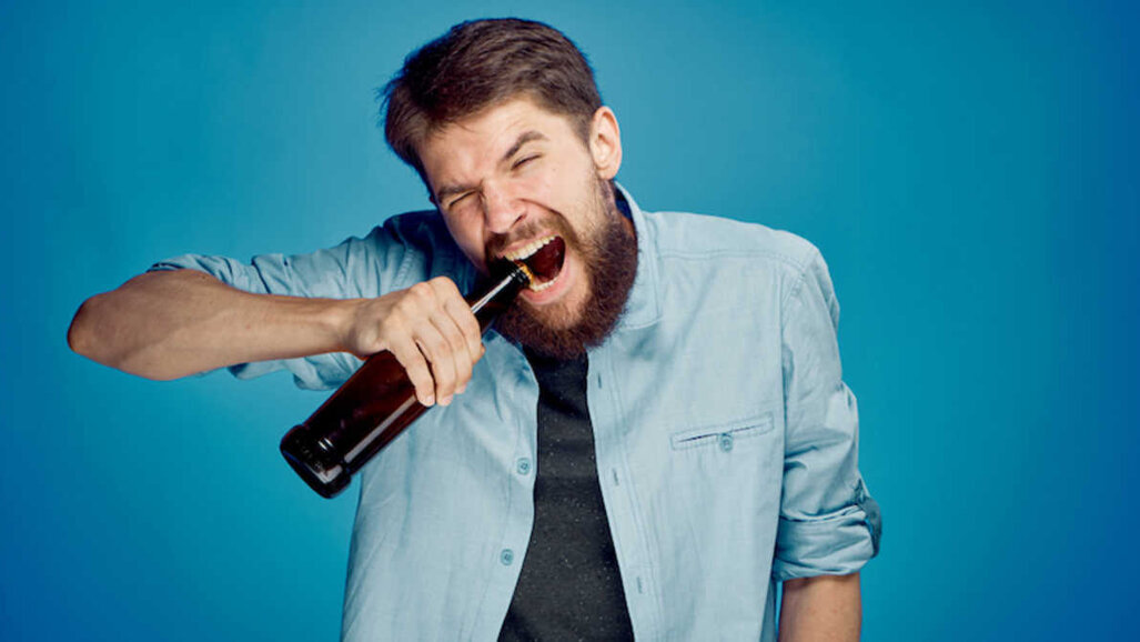 Od otevírání lahví po trhání izolepy – studie odhaluje nebezpečné používání zubů