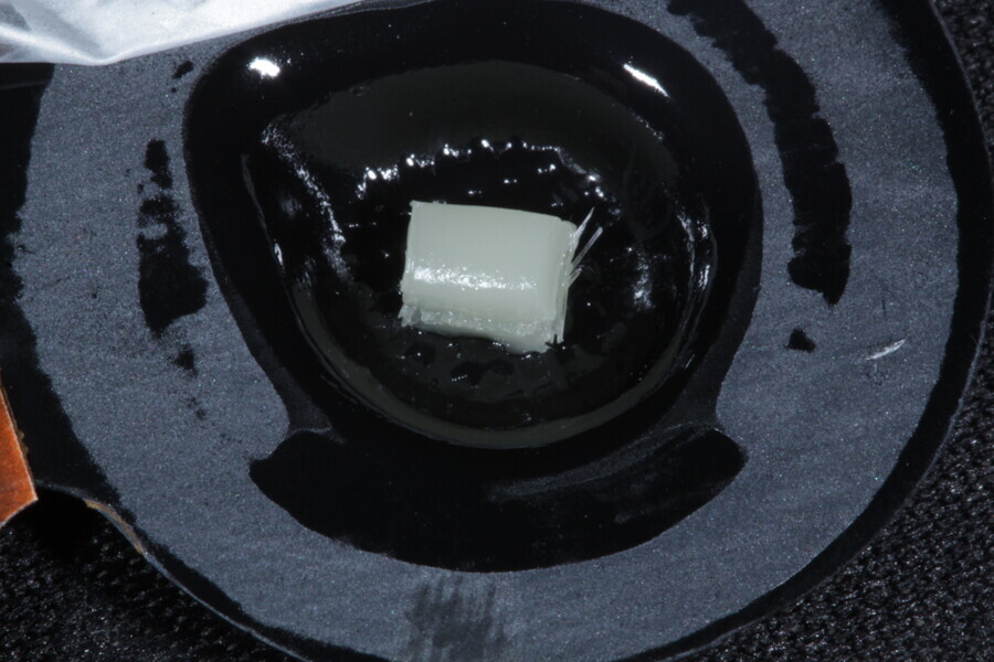 Fig. 25a: Fibre-reinforced membrane cube containing fibre membrane within the composite resin material (Fibrafill CUBE).