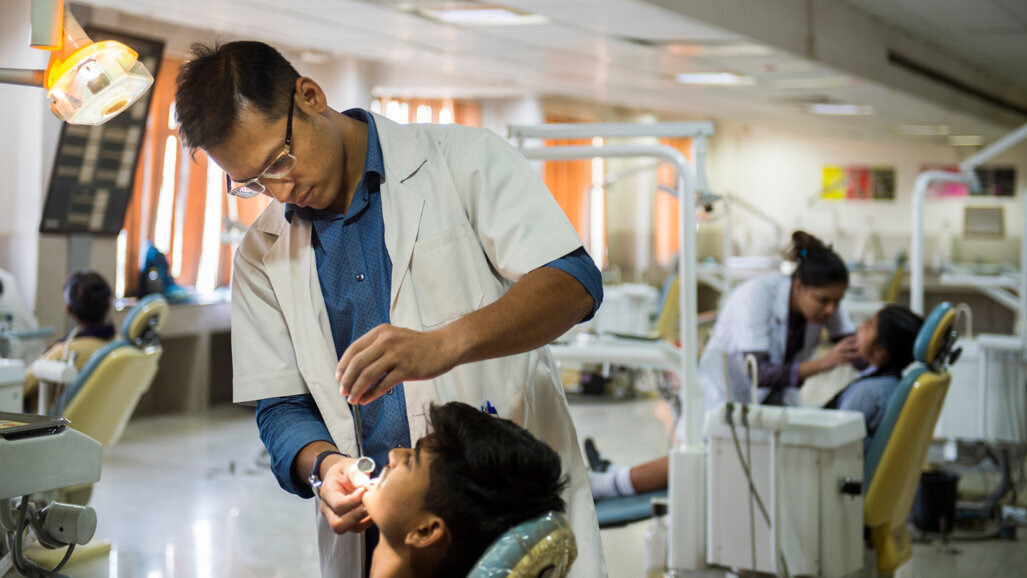 Índia começa a avaliar suas 400 faculdades de Odontologia