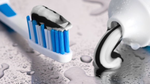 Verschafft schwarze Zahnpasta weißere Zähne?