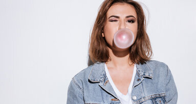 La gomma da masticare può essere efficace quale fornitrice di vitamine al plasma