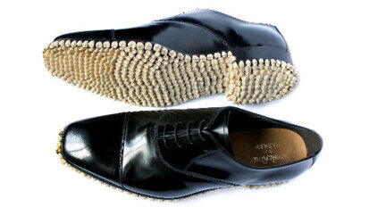 Due artisti progettano scarpe con una suola fatta di denti