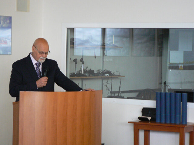 Se shrnutím 70letého působení Stomatologické kliniky v Plzni vystoupil její současný přednosta, doc. MUDr. A. Zicha, CSc.