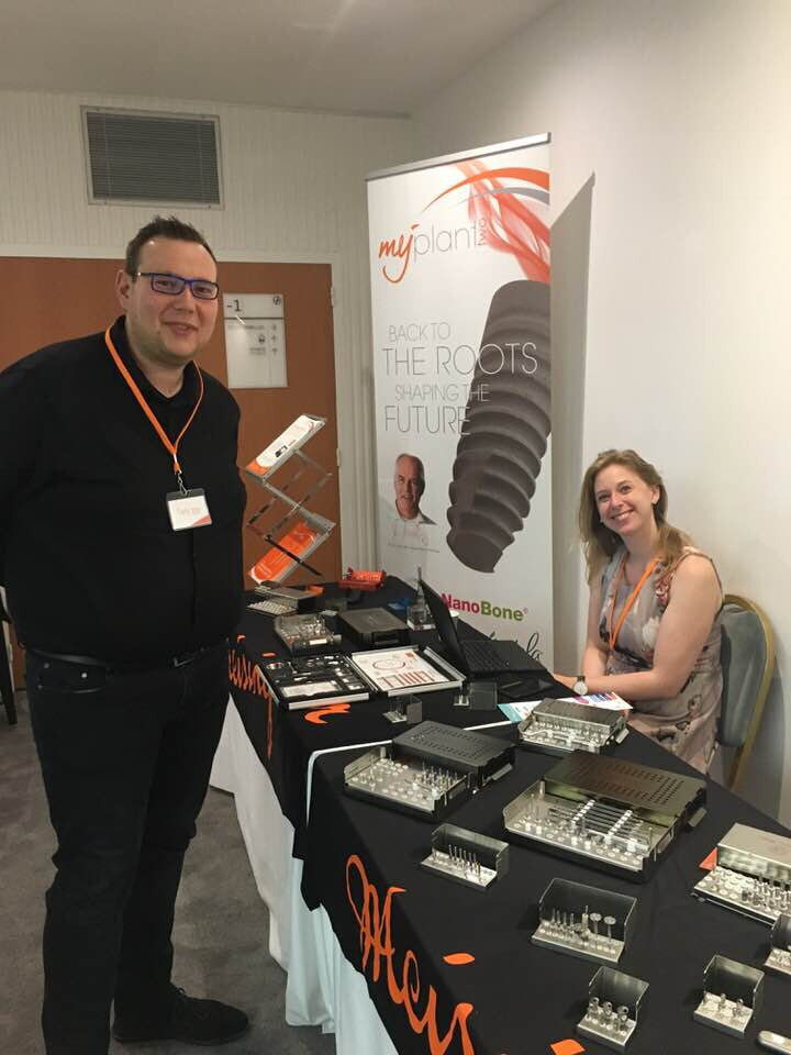 Dans la Hall d'exposition, Pierre Chassard devant le stand de la société allemande My Plants