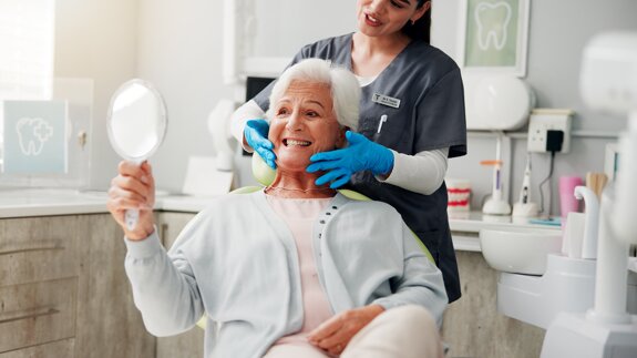 L’UFSBD publie une feuille de route pour intégrer la santé bucco-dentaire dans les politiques du bien-vieillir