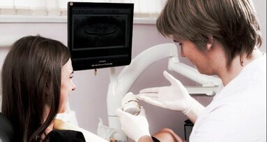 Protezy mocowane na stałe – komfortowe i coraz bardziej dostępne