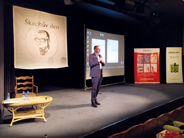 Krátce po 9. hodině ráno byl slavnostně zahájen program 11. Škachova dne. Tuto milou povinnost si vzal za svou prezident České stomatologické komory, doc. MUDr. Roman Šmucler, CSc.