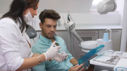 Enlighten Smiles: Starke Zahnaufhellung bei minimalinvasiver Behandlung Enlighten Smiles: Starke Zahnaufhellung bei minimalinvasiver Behandlung