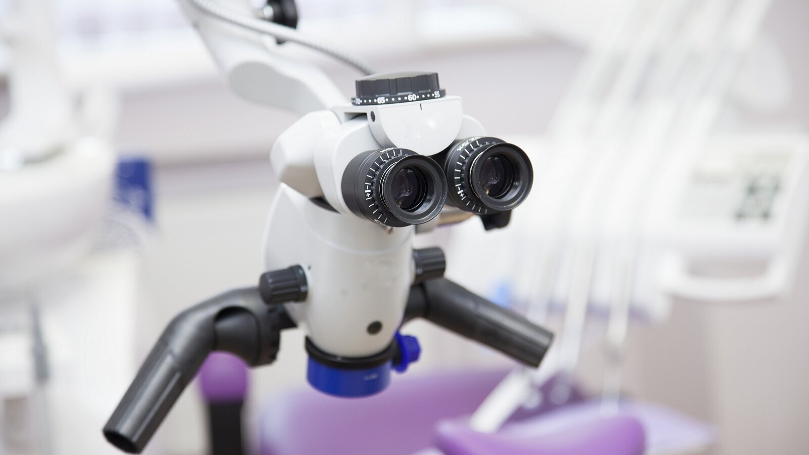 Endodontics fine motor skills with the use of conventional and 3D microscopy—a comparative study