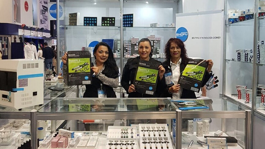 Perla Díaz-González (centro) muestra el anuncio de Shofu publicado en la revista.