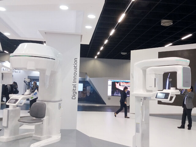 Stánky byly nejrůznější – firma Vatech vsadila na odlidštěnou stomatologii