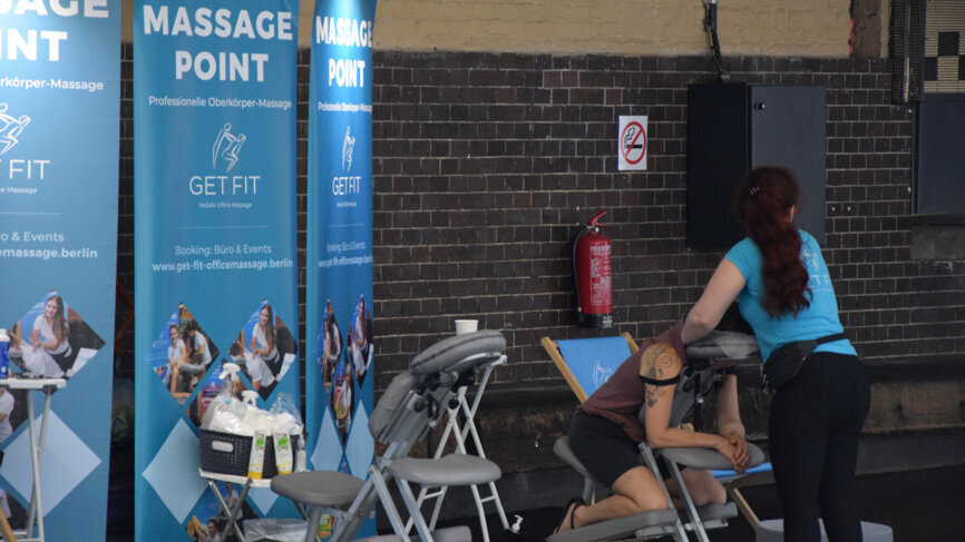 Participants have the opportunity to take a relaxing break at the Massage Point. 
