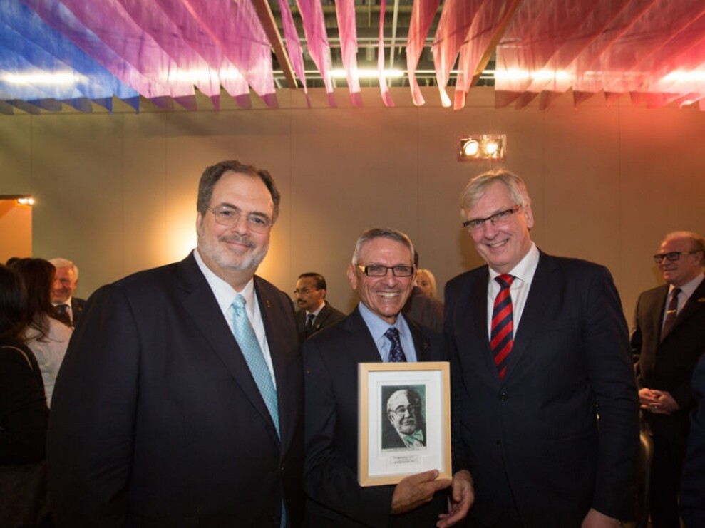 Dr Myron Nevins (middle) was the first recipient of the PI Brånemark Award for Lifetime Achievement in Dentistry. Established in honour of Prof. Per-Ingvar Brånemark (3 May 1929–20 December 2014), the award recognises clinicians who have advanced dentistry for the benefit of society. In March 2015, Mark Ferber (left) and Dr Robert Gottlander (right) presented the award to Dr Nevins during a Channel3 group reception hosted by Dental Tribune International and OEMUS MEDIA at the International Dental Show. (Image: Dental Tribune International)
