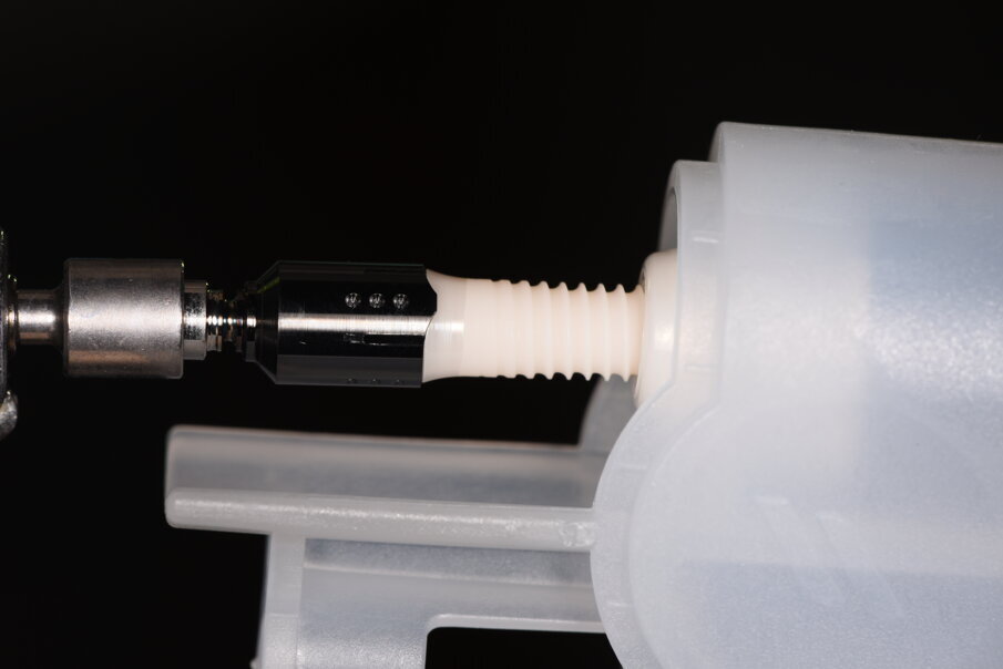 Fig. 6 - L’impianto si presenta confezionato con un involucro privo di metallo e un posizionatore monouso, che permette di stabilire la profondità di posizionamento e la faccetta piana del moncone.