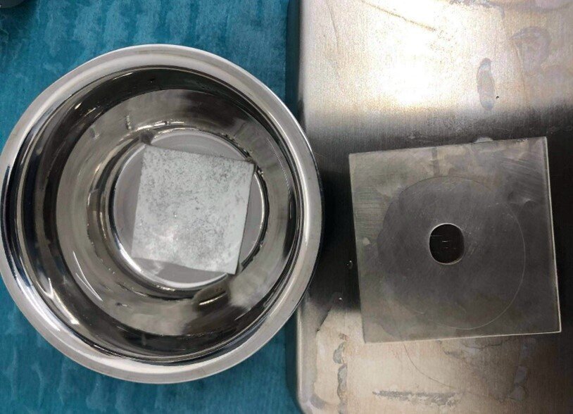 Fig. 21_Lamina Soft in soluzione salina e il template in acrilico.