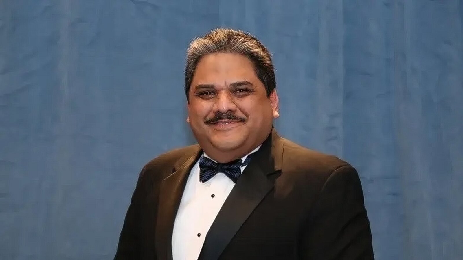 El Dr. Lauro Medrano-Saldaña hace Historia en la Odontología