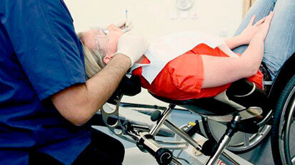 Una speciale sedia odontoiatrica rende più semplice la cura dei pazienti con handicap fisico