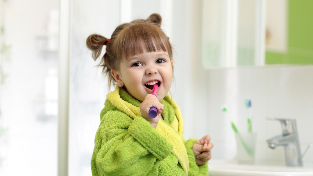 Wie man fluoridhaltige Zahnpasta richtig dosiert
