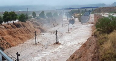 El Consejo de Dentistas entrega al Colegio de Valencia más de 200.000 euros para los dentistas afectados por la DANA