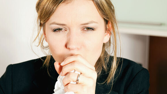 Lors d’une quinte de toux, une femme anglaise crache une tumeur de la gorge