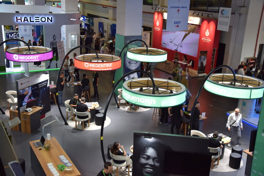 The perfect place to take a break and discuss the highlights of a panel, lecture or press conference.