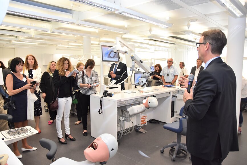 Training room with 20 units inspected by the press (Photograph: Oemus Media AG)