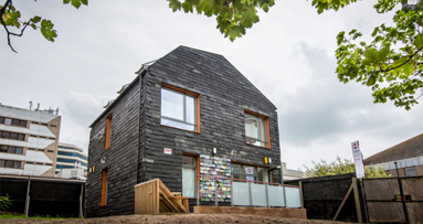 Recycling mit Biss: Haus aus Zahnbürsten & Co.