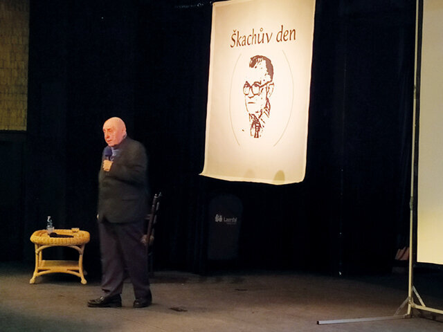 A protože se svět netočí jen kolem zubů, závěrečným vystoupením zaznělo multidisciplinární téma v podání MUDr. Radkina Honzáka, CSc. – Jak najít pevný bod v tekuté době?