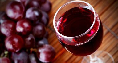 Vinho tinto pode diminuir o crescimento bacteriano bucal