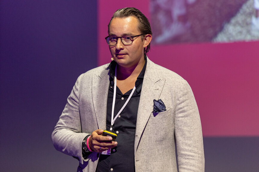 „Wir behandeln alle Patienten wie Familienmitglieder.“  Für Zahnarzt Luca Schlotmann basiert der Praxiserfolg auf Emotionen.