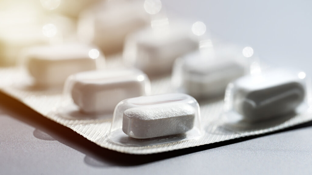 Sử dụng kháng sinh trong nha khoa cấy ghép: Lời kêu gọi hướng dẫn tiêu chuẩn hóa