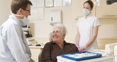 Tandartsen roepen familieleden te hulp voor mondzorg ouderen