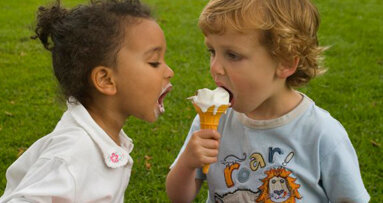 I bambini sono esposti ai batteri cariogeni dentro e fuori le famiglie