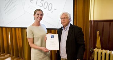 Anne Bonn ontvangt NTvT-Debuutprijs 2015