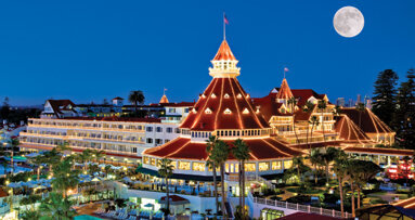 Microscopic dentistry session offers hands-on opportunities across all dental specialties