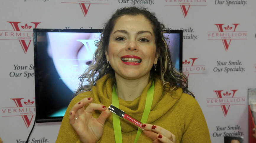 La Dra. Samanta Arizpe, de Monterrey (México), se probó en el congreso de Nueva York la máscara con ácido halurónico de Vermillion Cosmetics, que nutre y aumenta el volumen de los labios. (Foto: José Antonio Rosario para Dental Tribune)