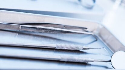 Garota sofre dano cerebral após procedimento dentário