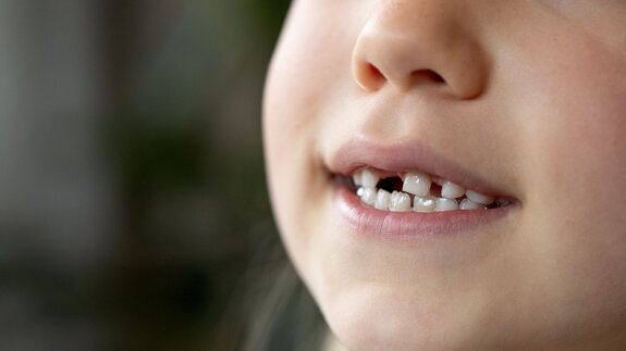 Deciduous teeth enamel as a biological archive of life's earliest chapters