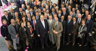 DTI Media Lounge―Where movers and shakers in the dental market meet