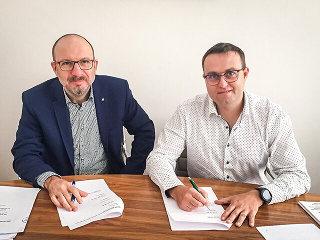 Tomáš Truneček a Dušan Vrážel při podpisu smlouvy.