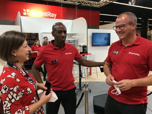 IDS bylo také o setkávání. Na poslední chvíli došlo k uvolnění opatření, a tak se mohly na stáncích odložit roušky. IDS bylo také o setkávání. Na poslední chvíli došlo k uvolnění opatření, a tak se mohly na stáncích odložit roušky.